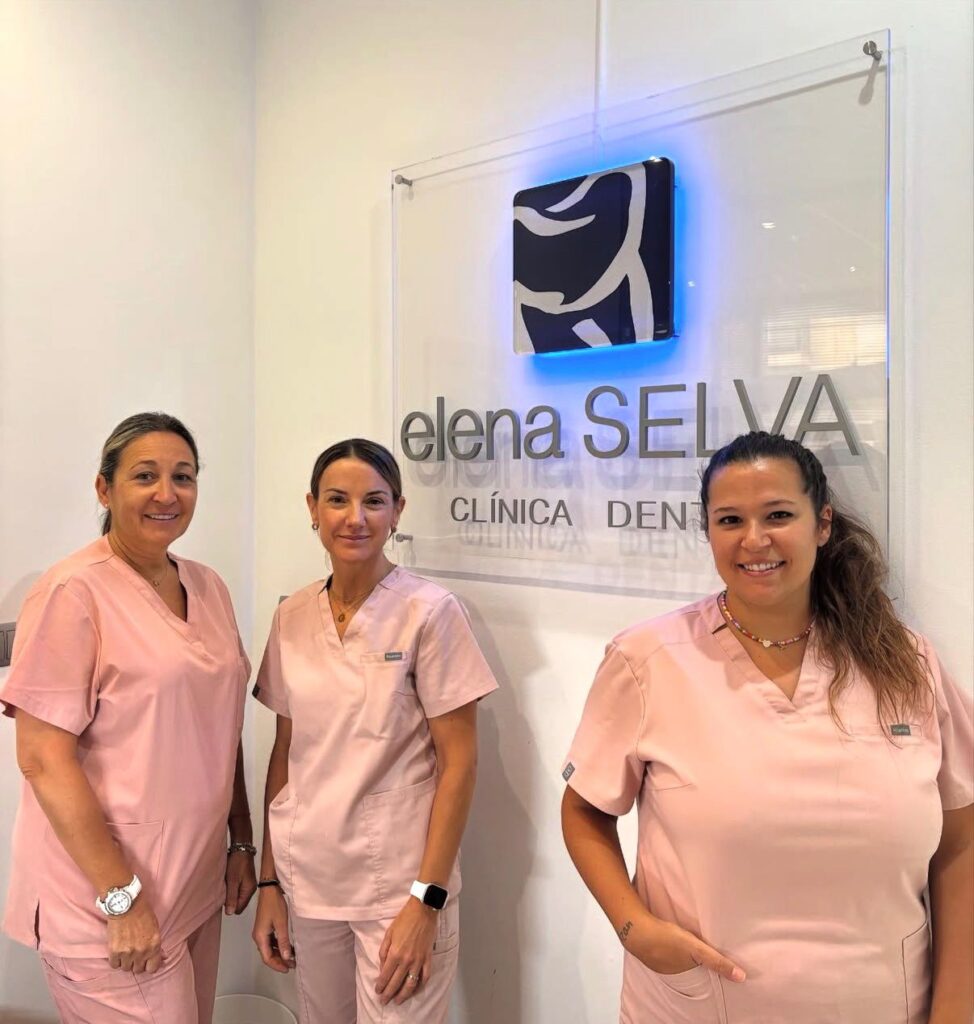 Dra. Elena Selva, Mª del Mar Pérez y Yolanda Ricote, equipo de la Clínica Dental Elena Selva en Valencia