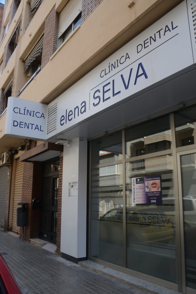 Fachada de la Clínica Dental Elena Selva en Calle Conde de Torrefiel, Valencia