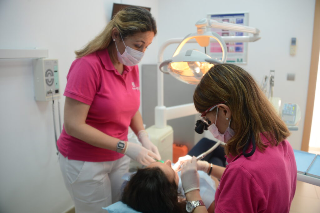 Dra. Elena Selva realizando un tratamiento dental en su clínica de Torrefiel, Valencia
